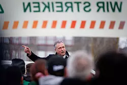 GDL-Chef Claus Weselsky spricht auf einer Kundgebung in Nürnberg. - © Daniel Karmann/dpa