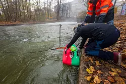 Mitarbeiter der Helmut-Schmidt-Universit&auml;t aus Hamburg, Fachrichtung Wasserbau, vermessen mit speziellen Ger&auml;ten den Str&ouml;mungsverlauf und den Untergrund der Eisbachwelle im Englischen Garten. - &copy; Peter Kneffel/dpa