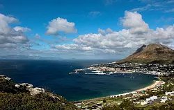 Blick auf die False Bay südlich von Kapstadt (Archivbild) - © Christian Selz/dpa-tmn