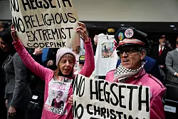 Die Gruppe «Code Pink» gehört zu jenen, die gegen Hegseths Nominierung protestieren. - © Ben Curtis/AP/dpa