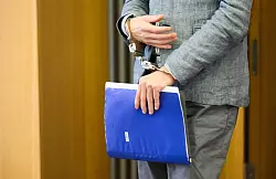 Der Deutsche Christian B. wird verdächtigt, die drei Jahre alte Britin Madeleine McCann getötet zu haben. Eine Anklage gab es jedoch bislang nicht und es gilt die Unschuldsvermutung. (Archivfbild) - © Julian Stratenschulte/dpa Pool/dpa