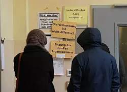 Vor Beginn der Verhandlungen finden sich auch zwei Angeh&ouml;rige des Angeklagten vor dem Gerichtsaal ein. - &copy; Marcus Brandt/dpa