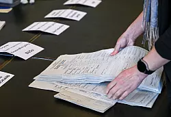 In einzelnen Wahlbezirken wurde nach der Bundestagswahl erneut gezählt, aber nicht bundesweit. (Archivbild) - © Jens Kalaene/dpa