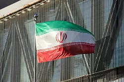 Die iranische Nationalflagge vor der iranischen Botschaft in Seoul. Weltweit sorgen sich Menschen um die iranische Klettermeisterin Elnas Rekabi. - © Lee Jin-Man/AP/dpa