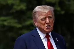 Die Ankündigung von Trumps Abreise kam völlig überraschend, und die genauen Umstände seiner Entscheidung blieben zunächst im Dunkeln. - © Suzanne Plunkett/PA Wire/dpa