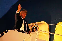 Am späten Montagabend (Ortszeit) stieg Trump an Bord der Air Force One - und teilte dann gegen Macron aus. - © Mark Schiefelbein/AP/dpa