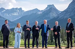 Beim traditionellen «Familienfoto» der G7-Chefs war Trump noch dabei. - © Michael Kappeler/dpa-Pool/dpa