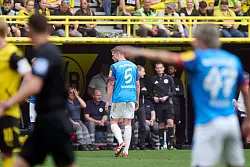 Bereits in der 9. Minute musste Kiels Carl Johansson nach einer Notbremse vom Platz. - © Bernd Thissen/dpa