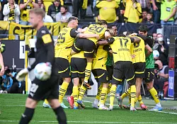 Der BVB jubelt über das 3:0. - © Bernd Thissen/dpa
