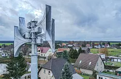 Zu den verschiedenen Kanälen, über die heute die Warnung abgesetzt wird, zählen Warn-Apps wie Nina oder Katwarn, Mitteilungen in Radio und Fernsehen, Sirenen, Informationstafeln in Städten sowie Warnungen auf den Bahnsteigen und in den Zügen der Deutschen Bahn. - © Patrick Pleul/dpa