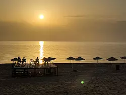 Die Wasserqualit&auml;t am &ouml;ffentlichen Strand Ramlet al-Baida ist einem Bericht des CNRS-Forschungsinstituts zufolge eine der schlechtesten im Land. - &copy; Hussein Malla/AP/dpa