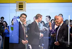 Roboter putzen auf der Messe flei&szlig;ig Fenster. - &copy; Bernd von Jutrczenka/dpa