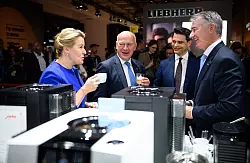 Wirtschaftssenatorin Franziska Giffey l&auml;sst sich gemeinsam mit dem Regierenden B&uuml;rgermeister Kai Wegner einen Espresso am Stand von Jura Elektroger&auml;te schmecken. - &copy; Bernd von Jutrczenka/dpa