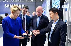 Samsung pr&auml;sentiert auf der IFA neue Handymodelle. - &copy; Bernd von Jutrczenka/dpa