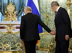 Der russische Pr&auml;sident Wladimir Putin (l) gibt dem russischen Au&szlig;enminister Sergej Lawrow die Hand, als dieser zu einem Treffen mit dem kubanischen Pr&auml;sidenten Diaz-Canel im Gro&szlig;en Kremlpalast eintrifft. - &copy; Maxim Shemetov/Pool Reuters/AP/dpa