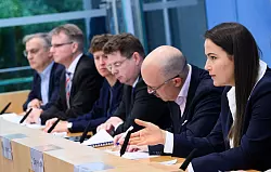 Die Wirtschaftsexperten blicken pessimistischer auf die Zukunft. - &copy; Bernd von Jutrczenka/dpa