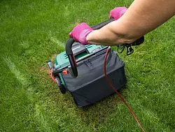 Mit dem Vertikutieren des Rasens wartet man besser - im zeitigen Frühjahr können Schäden im Gras nicht regeneriert werden. - © Christin Klose/dpa-tmn