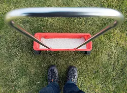 Dünger ist die Grundlage für einen stressresistenten, vitalen Rasen. - © Patrick Pleul/dpa/dpa-tmn