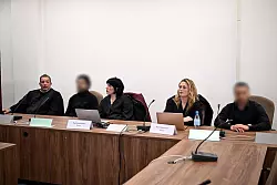 Der zweite Angeklagte soll die Anweisungen des 24-Jährigen ausgeführt haben. - © Federico Gambarini/dpa