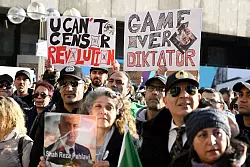 Die Teilnehmer bekundeten ihre Solidarit&auml;t mit den Massenprotesten im Iran. - &copy; Roberto Pfeil/dpa