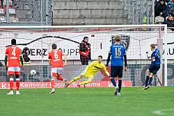 Alexander Bernhardsson (r.) trifft per Elfmeter für Kiel - © Uwe Anspach/dpa