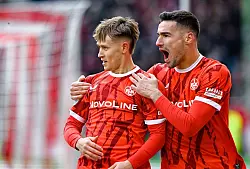 Naatan Skyttä (l.) und Ivan Prtajin jubeln beim FCK - © Uwe Anspach/dpa