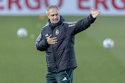 Hand aufs Herz: Für die Niederlage im EM-Halbfinale würde sich Bundestrainer Christian Wück gern revanchieren. - © Jürgen Kessler/dpa