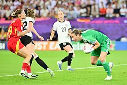 Tragische Torhüterin: Ann-Katrin Berger unterlief bei Spaniens Tor im EM-Halbfinale ein kleiner, aber entscheidender Fehler. - © Sebastian Christoph Gollnow/dpa