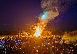 Ein Osterfeuer erhellt die Nacht. (Archivbild) - © Andreas Arnold/dpa