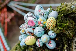 In der Fränkischen Schweiz sind viele Brunnen aufwendig geschmückt. (Archivbild) - © Daniel Löb/dpa