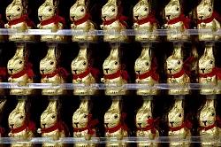 Osterhasen vergessen? Kein Problem, am Karsamstag sind die Läden offen. (Archivbild) - © Karl-Josef Hildenbrand/dpa