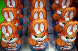 Osterhasen vergessen? Kein Problem, am Karsamstag sind die Läden offen. (Archivbild) - © Karl-Josef Hildenbrand/dpa