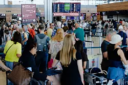 Langes Warten nach einem Cyberangriff am Berliner Flughafen. - &copy; Carsten Koall/dpa