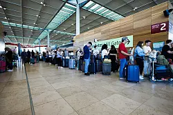 Lange Warteschlangen bildeten sich bei der Abfertigung von Passagieren am Berliner Flughafen. - &copy; Carsten Koall/dpa