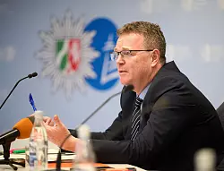 Nennt die Attacken «Racheaktionen» von Ex-Hells-Angels, die bei der Rockergruppe in Ungnade gefallen seien: Staatsanwalt Henner Kruse - © Bernd Thissen/dpa