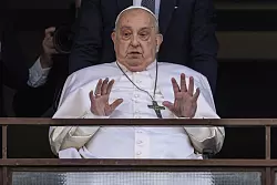 Franziskus soll noch mehrere Wochen Abstand zu anderen halten. - © Oliver Weiken/dpa