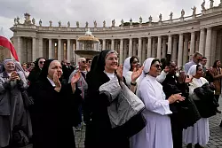 Auf dem Petersplatz jubeln Nonnen dem Papst zu. - © Riccardo De Luca/AP/dpa
