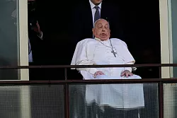 Bei dem Auftritt auf dem Balkon wirkte er noch sehr geschwächt. - © Domenico Stinellis/AP/dpa