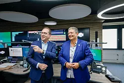 Anfang Juli hat Bundesinnenminister Alexander Dobrindt (CSU) das IT-Lagezentrum des BSI besucht. (Archivbild) - © Thomas Banneyer/dpa