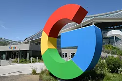 Google und das BSI haben eine Kooperationsvereinbarung geschlossen. Dabei geht es um Cloud-Lösungen für die öffentliche Verwaltung. (Symbolbild) - © Andrej Sokolow/dpa