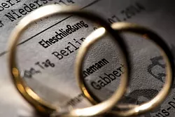 Dieses Dokument benötigen Sie, wenn Sie nach einer Hochzeit neue Ausweisdokumente beantragen wollen: die Eheurkunde. - © Franziska Gabbert/dpa-tmn