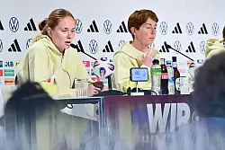 Sjoeke Nüsken (l) und Maren Meinert fordern mehr Bälle auf Stürmerin Lea Schüller. - © Sebastian Christoph Gollnow/dpa