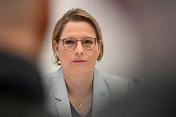 Der Entwurf von Bundesjustizministerin Stefanie Hubig (SPD) sieht vor, dass der Antrag auf elektronische Aufenthalts&uuml;berwachung beim Familiengericht gestellt wird. (Archivbild) - &copy; Jennifer Br&uuml;ckner/dpa