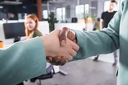 Delegieren kann ein Powermove sein, auch als Akt der Selbstf&uuml;rsorge. - &copy; Christin Klose/dpa-tmn