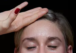 Kopfsache: Ja, Hitzewallungen geh&ouml;ren f&uuml;r viele Frauen dazu - aber die Wechseljahre sind viel mehr. Und haben auch viel Gutes. - &copy; Magdalena Rodziewicz/dpa-tmn