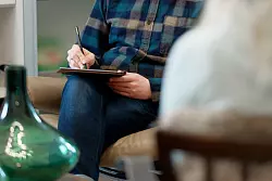 Ist ein Klinikaufenthalt nicht umsetzbar, kann die psychiatrische Behandlung unter Umst&auml;nden auch in den eigenen vier W&auml;nden stattfinden. - &copy; Henning Kaiser/dpa-tmn