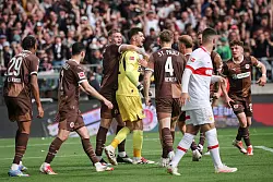 Oft im Mittelpunkt und bester St. Pauli-Mann: Torwart Nikola Vasilj (M). - © Christian Charisius/dpa