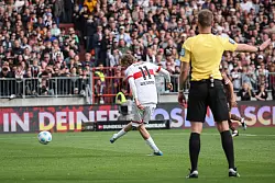 Erst Pechvogel, dann Torschütze: VfB-Stürmer Nick Woltemade scheiterte mit einem Handelfmeter und traf dann zum Sieg. - © Christian Charisius/dpa