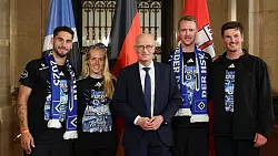 Peter Tschentscher (M, SPD), Erster Bürgermeister und Präsident des Senats der Freien und Hansestadt Hamburg, steht mit Hamburgs Ludovit Reis (l-r), Sarah Stöckmann, Sebastian Schonlau und Trainer Merlin Polzin auf dem Spiegel im Rathaus. - © Christian Charisius/dpa