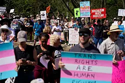 Menschen forderten unter anderem, Menschenrechte zu achten und die soziale Sicherung nicht anzutasten. - © Erik Verduzco/AP/dpa